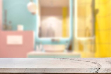 Banyo arkaplanı bulanık, boş mermer bir masa. ürün gösterimi için.