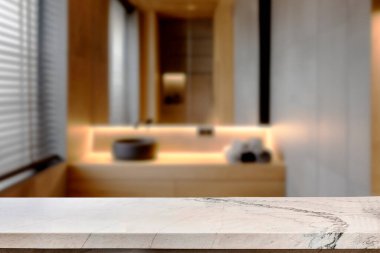 Banyo arkaplanı bulanık, boş mermer bir masa. ürün gösterimi için.