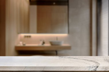 Banyo arkaplanı bulanık, boş mermer bir masa. ürün gösterimi için.