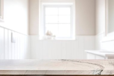 Banyo arkaplanı bulanık, boş mermer bir masa. ürün gösterimi için.