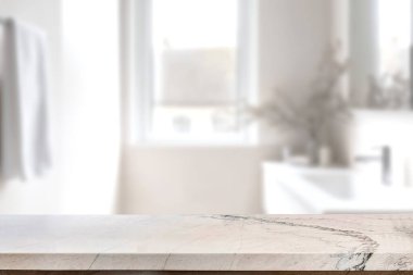 Banyo arkaplanı bulanık, boş mermer bir masa. ürün gösterimi için.