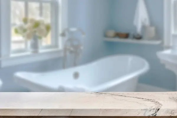 Banyo arkaplanı bulanık, boş mermer bir masa. ürün gösterimi için.