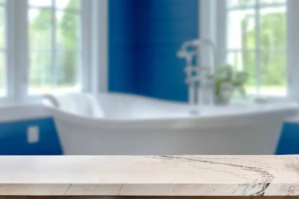 Banyo arkaplanı bulanık, boş mermer bir masa. ürün gösterimi için.