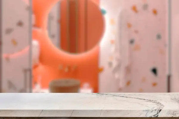 Banyo arkaplanı bulanık, boş mermer bir masa. ürün gösterimi için.