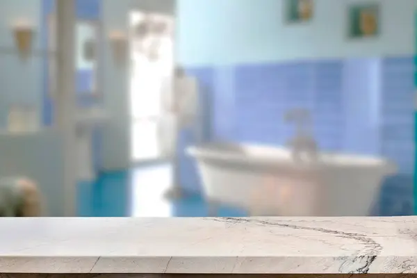 Banyo arkaplanı bulanık, boş mermer bir masa. ürün gösterimi için.