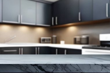 Tahta boş masa. Mutfak bulanık.