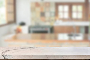 Tahta boş masa. Mutfak bulanık.