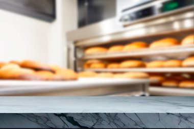 Tahta masa boş, bulanık ya da bulanık arka plan ve ampul bokeh. Fırın arka planında bulanık kahverengi ahşap masa, pastane konsepti