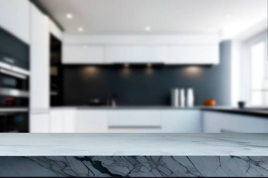 Tahta boş masa. Mutfak bulanık.