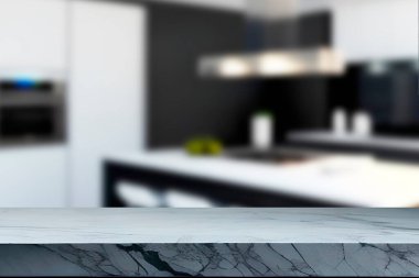 Tahta boş masa. Mutfak bulanık.