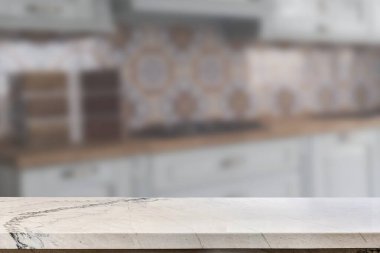 Tahta boş masa. Mutfak bulanık.