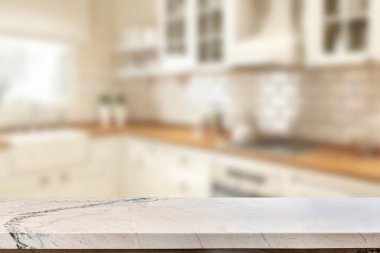 Tahta boş masa. Mutfak bulanık.