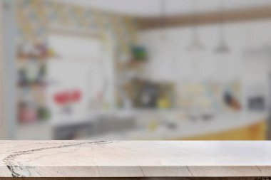 Tahta boş masa. Mutfak bulanık.