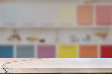 Tahta boş masa. Mutfak bulanık.