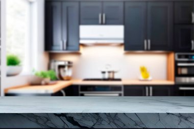 Tahta boş masa. Mutfak bulanık.