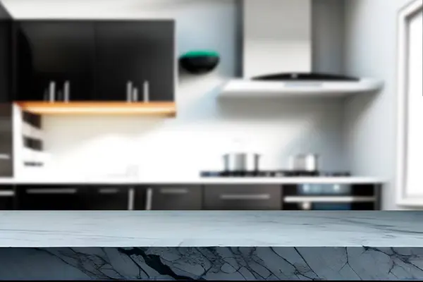 Tahta boş masa. Mutfak bulanık.