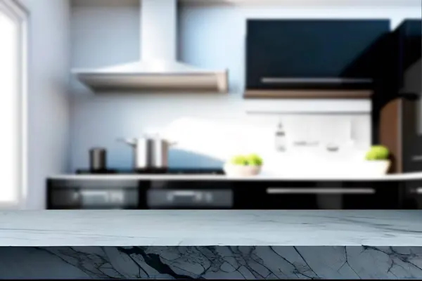 Tahta boş masa. Mutfak bulanık.