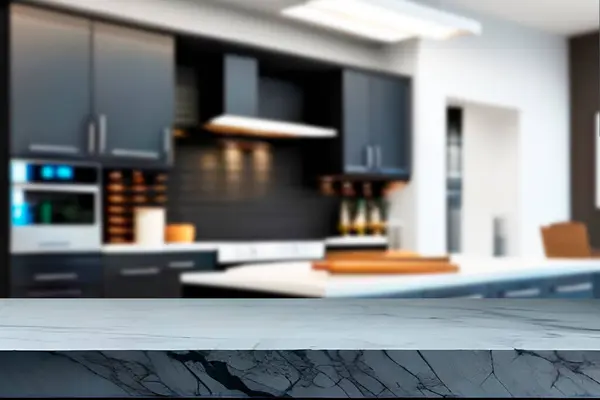 Tahta boş masa. Mutfak bulanık.