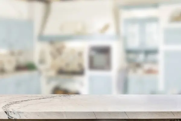 Tahta boş masa. Mutfak bulanık.