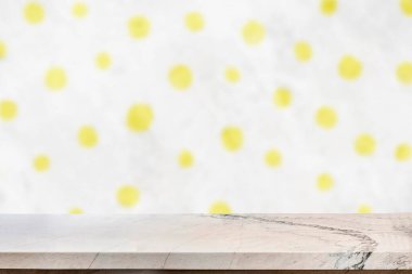 Renkli arkaplanı bulanık ürün ekranı için boş mermer tablo