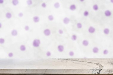 Renkli arkaplanı bulanık ürün ekranı için boş mermer tablo