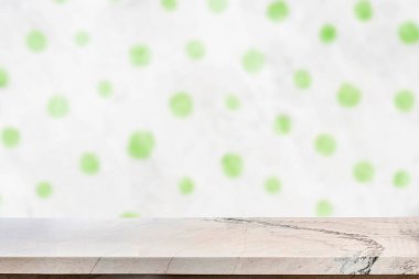 Renkli arkaplanı bulanık ürün ekranı için boş mermer tablo