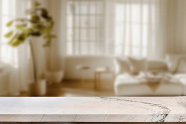 İçi bulanık oturma odası arka planı olan boş mermer bir masa. ürün gösterimi için.