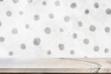 Renkli arkaplanı bulanık ürün ekranı için boş mermer tablo