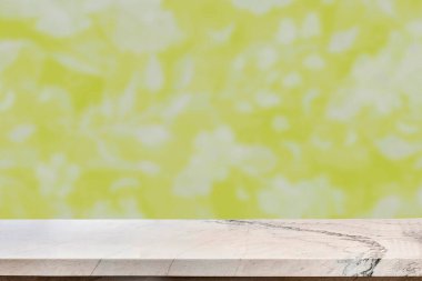 Renkli arkaplanı bulanık ürün ekranı için boş mermer tablo