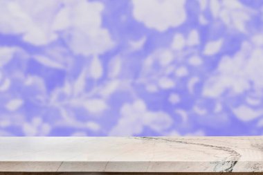 Renkli arkaplanı bulanık ürün ekranı için boş mermer tablo