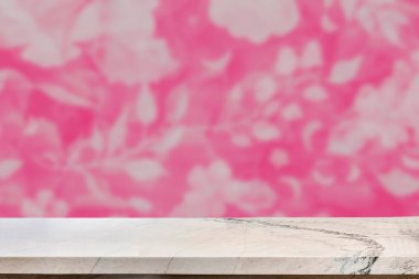 Renkli arkaplanı bulanık ürün ekranı için boş mermer tablo