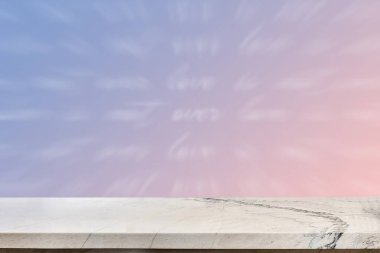 Renkli arkaplanı bulanık ürün ekranı için boş mermer tablo