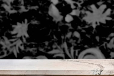 Renkli arkaplanı bulanık ürün ekranı için boş mermer tablo