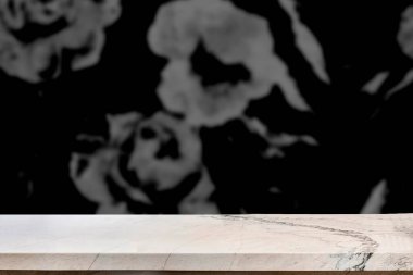 Renkli arkaplanı bulanık ürün ekranı için boş mermer tablo