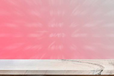 Renkli arkaplanı bulanık ürün ekranı için boş mermer tablo