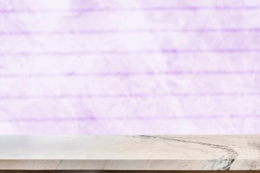 Renkli arkaplanı bulanık ürün ekranı için boş mermer tablo