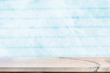 Renkli arkaplanı bulanık ürün ekranı için boş mermer tablo