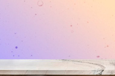 Renkli arkaplanı bulanık ürün ekranı için boş mermer tablo