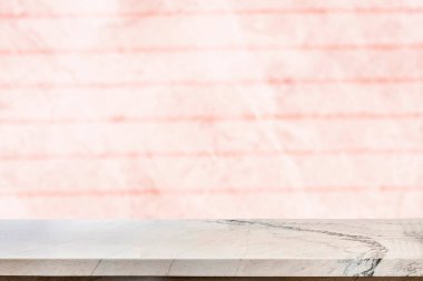 Renkli arkaplanı bulanık ürün ekranı için boş mermer tablo