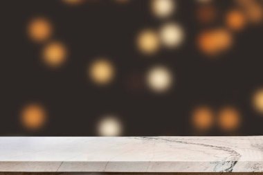 Renkli arkaplanı bulanık ürün ekranı için boş mermer tablo