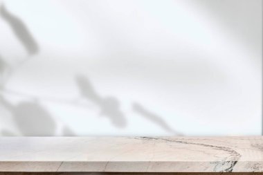 Renkli arkaplanı bulanık ürün ekranı için boş mermer tablo