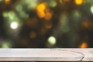 Renkli arkaplanı bulanık ürün ekranı için boş mermer tablo