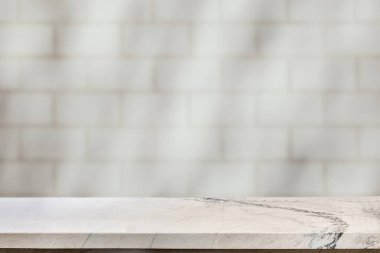 Renkli arkaplanı bulanık ürün ekranı için boş mermer tablo