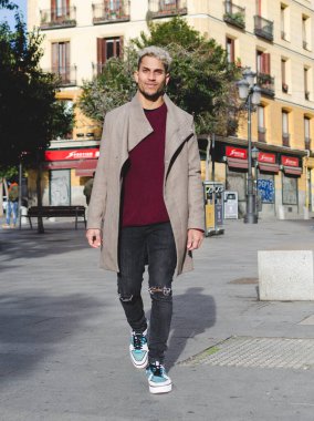 Gri ceketli ve kırmızı şapkalı genç manken.