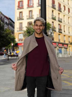 Gri ceketli ve kırmızı şapkalı genç manken.