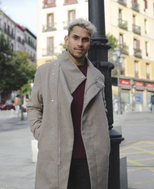 Gri ceketli ve kırmızı şapkalı genç manken.