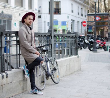 Gri ceketli ve kırmızı şapkalı genç manken.