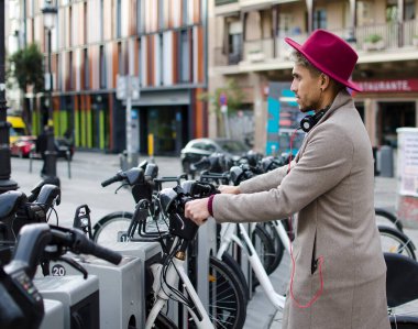 Gri ceketli ve kırmızı şapkalı genç manken.