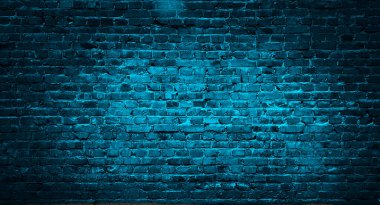 Ürün gösterimi için tuğla duvarlı ahşap masa üstü