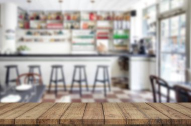 Ürün gösterimi için bir restoranın arka planındaki tahta masa üstü.